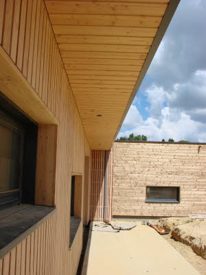 Bardage bois, y compris en partie sous-face du d�bord de toiture